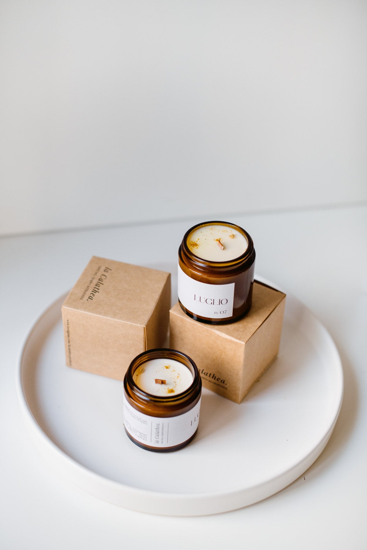 Candela in cera di soia Luglio - La Calathea